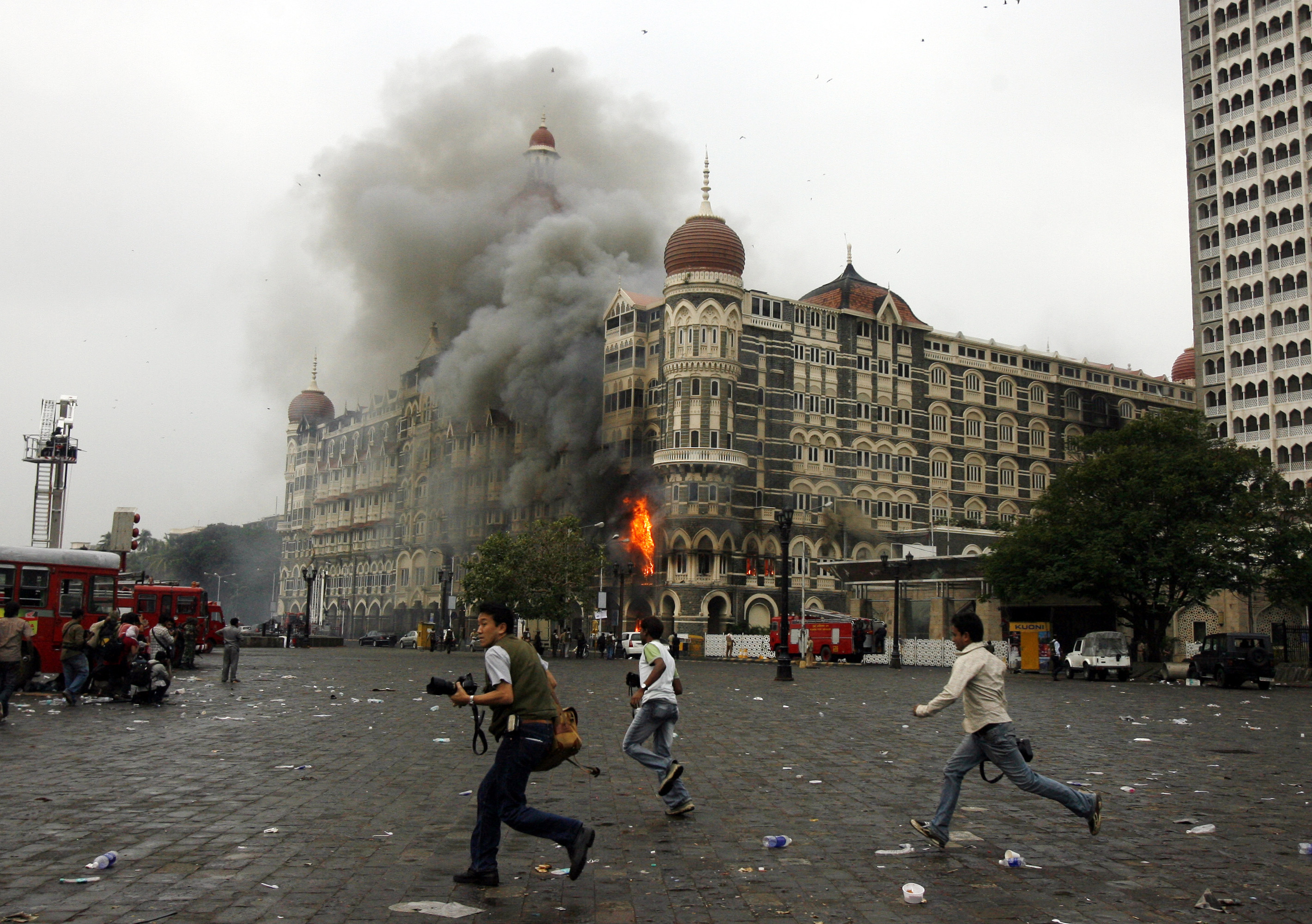 Индия нападения. Мумбаи 2008 Тадж Махал теракт. Теракт в Индии 2008 Тадж Махал. 26 Ноября 2008 отель Мумбаи.