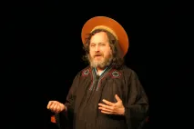 "El usuario merece que sea obligatorio que se respete su libertad", entrevista a Richard Stallman
