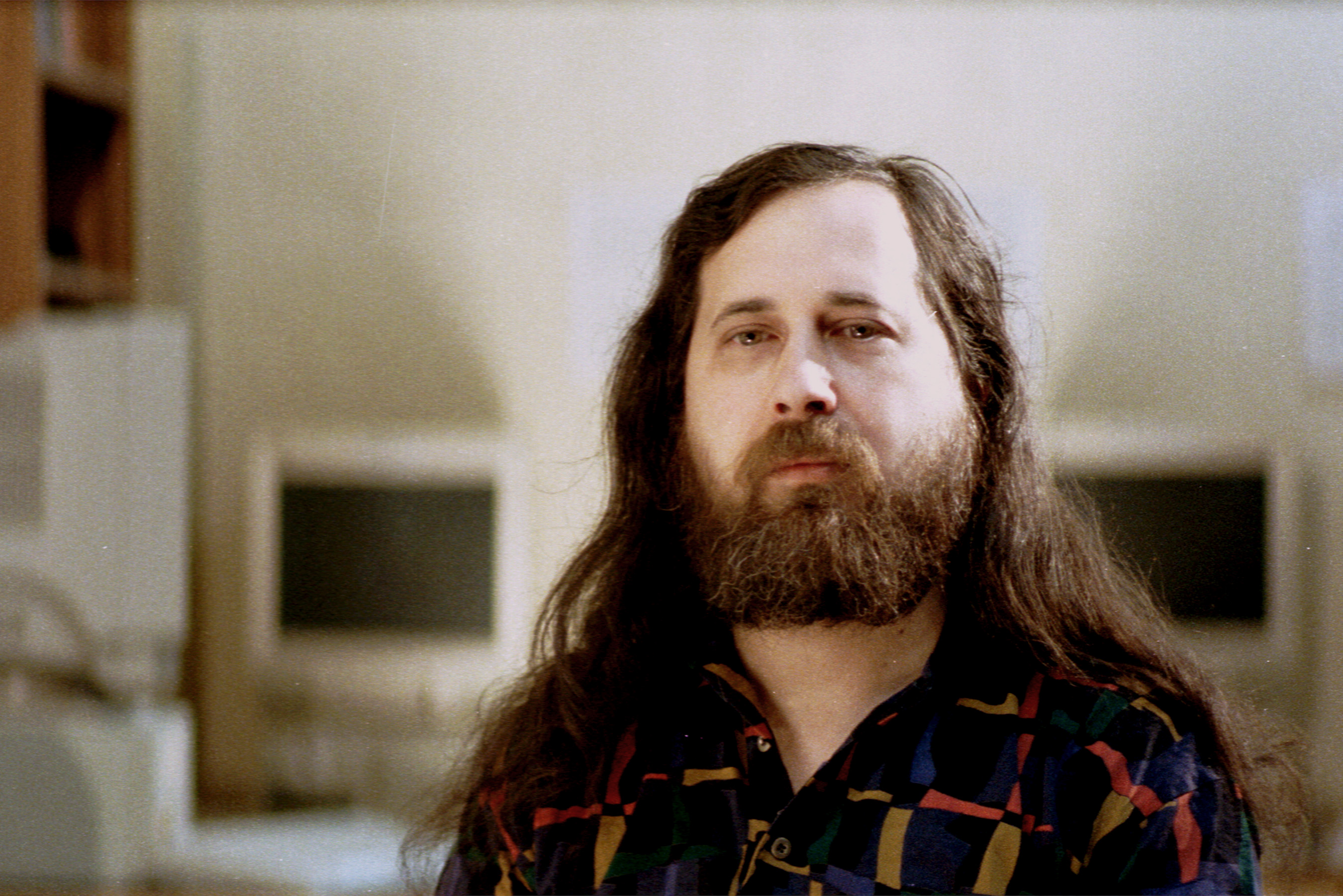 Richard Matthew Stallman se licenció en Física en Hardvard en el 74, y en el 75 se graduó en física en el MIT.